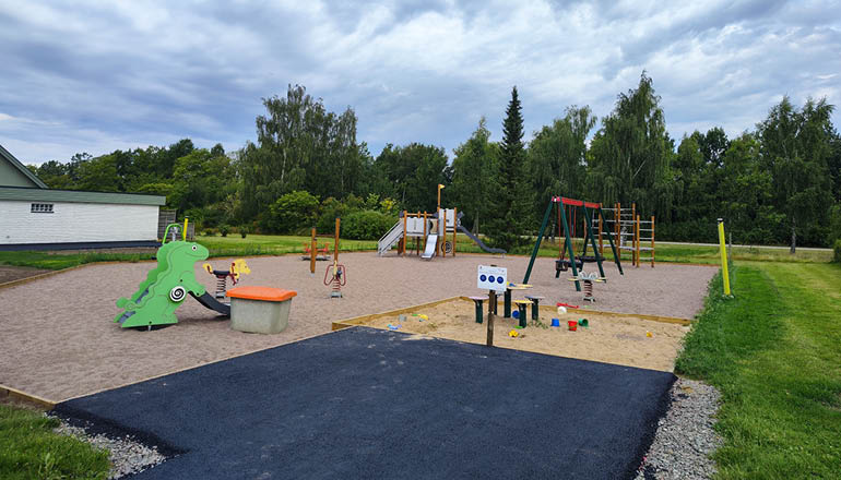 Översiktsbild på en lekplats.