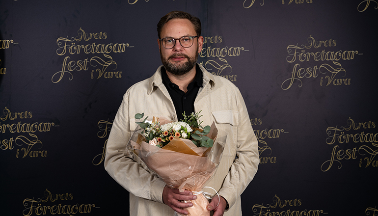 En man med blommor i händerna.