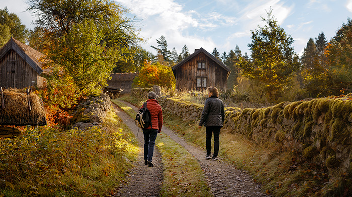 Två människor som promenerar i Bastöna.