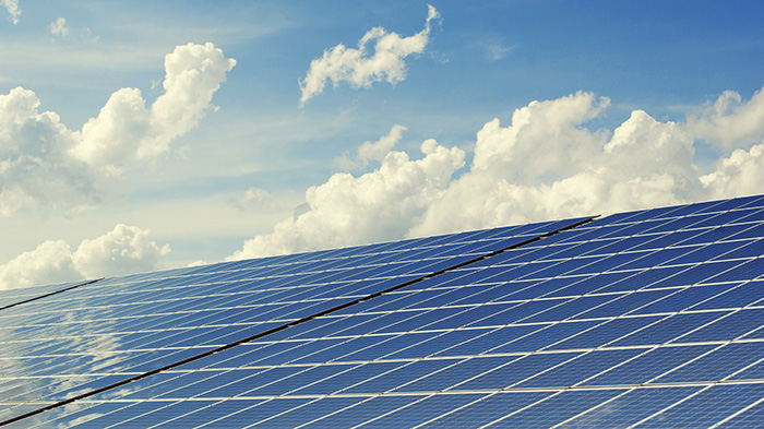 Solceller mot en blå himmel.