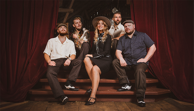 Bakgrund röda illustrerade jordgubbar med vit Instagram-logga på.